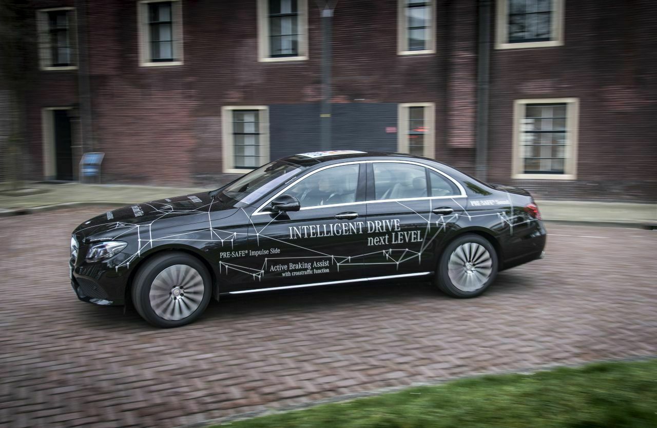 Erstmals kommt die Car-to-X-Kommunikation in der neuen E-Klasse von Mercedes zum Einsatz. Andere Baureihen sollen nach und nach folgen