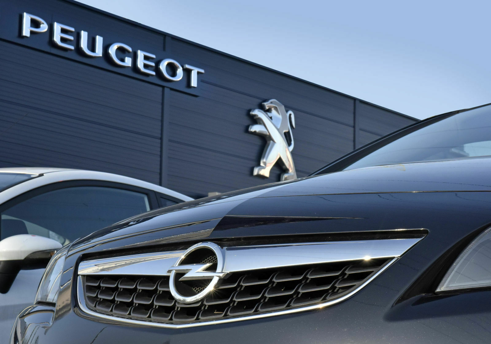 Die IG Metall Nordrhein-Westfalen sieht in PSA den besseren Partner für Opel