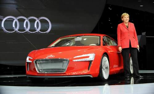 2009: Bundeskanzlerin Angela Merkel mit dem R8 e-tron. Hackenberg-Vorgänger Dürheimer legte die Audi-Eigenentwicklung erst mal auf Eis