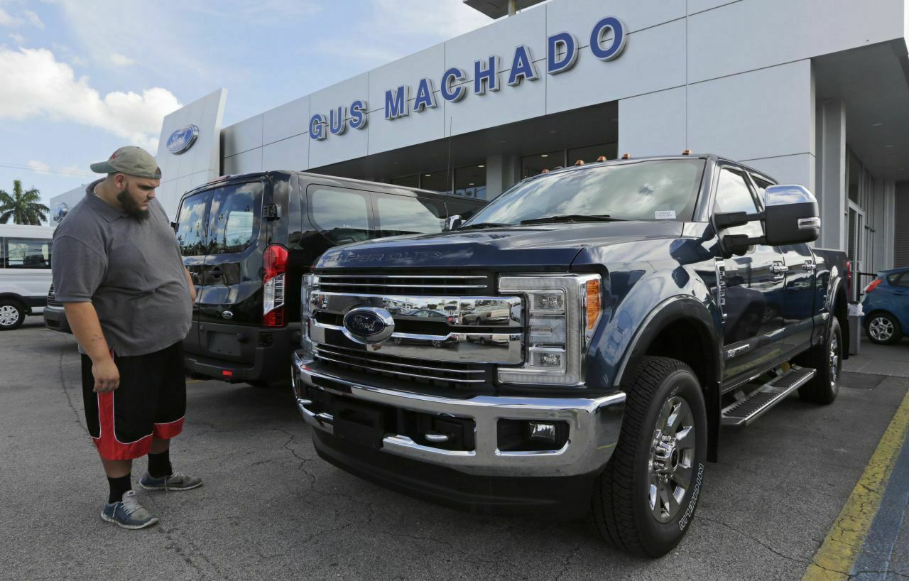 Potenzieller Kunde bei einem Ford-Händler in Florida: Im US-Geschäft hat sich das Wachstum verlangsamt. Auch deshalb gibt Ford für daslaufende Geschäftsjahr eine vorsichtige Prognose ab
