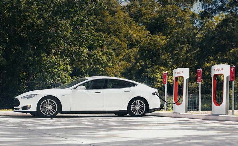 Der Tesla-Supercharger ist die schnellste Ladesäule der Welt. In 20 Minuten lädt er das Model S wieder halb voll