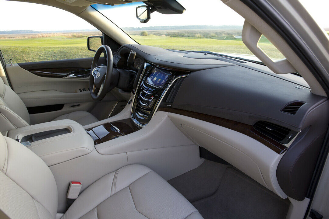 Cadillac Escalade 2015: Vorne gibt es kaum mehr Platz als in einer normalen Limousine