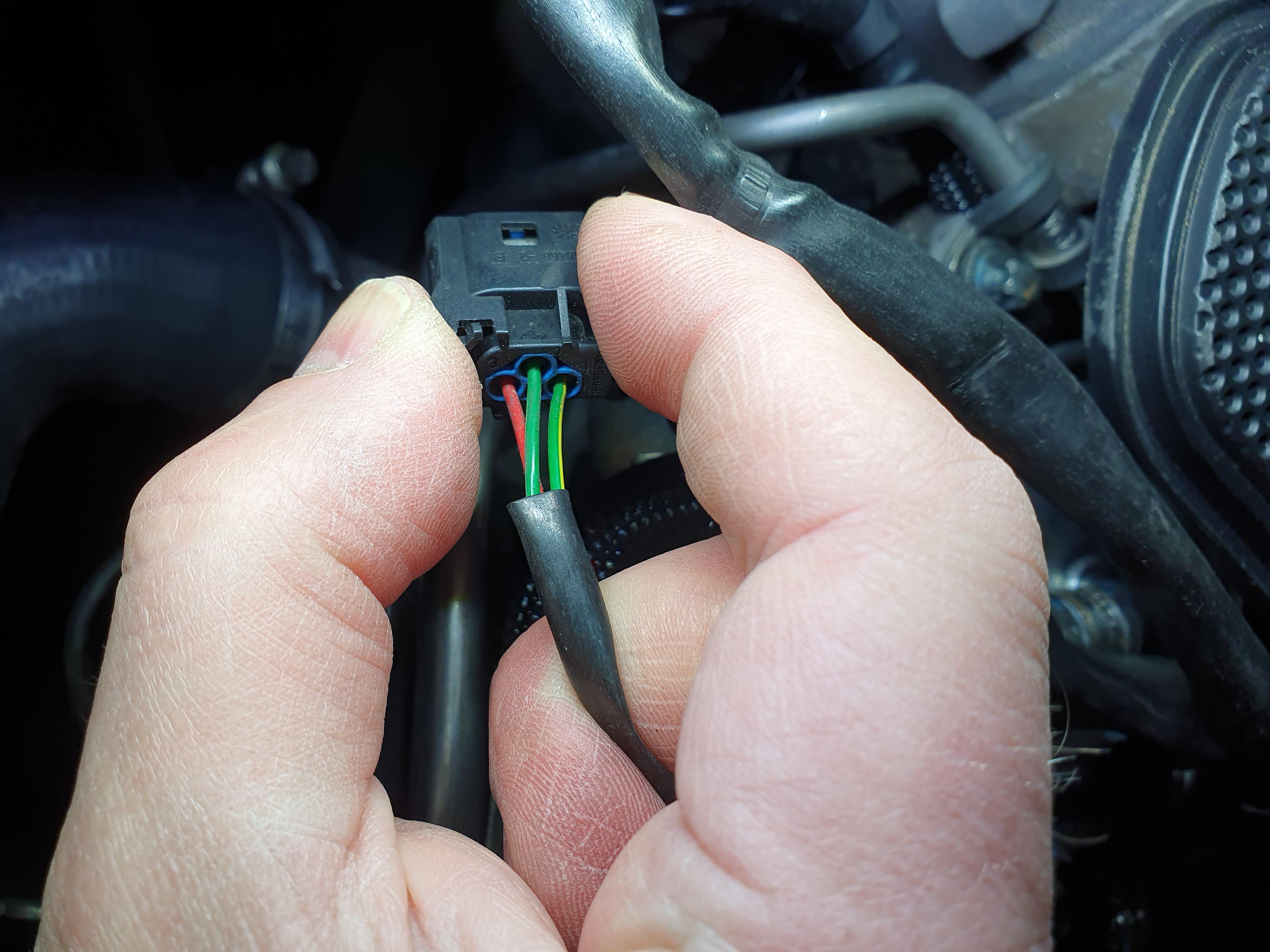 GL420CDI: Wo gehört dieser Stecker am Motor hin?