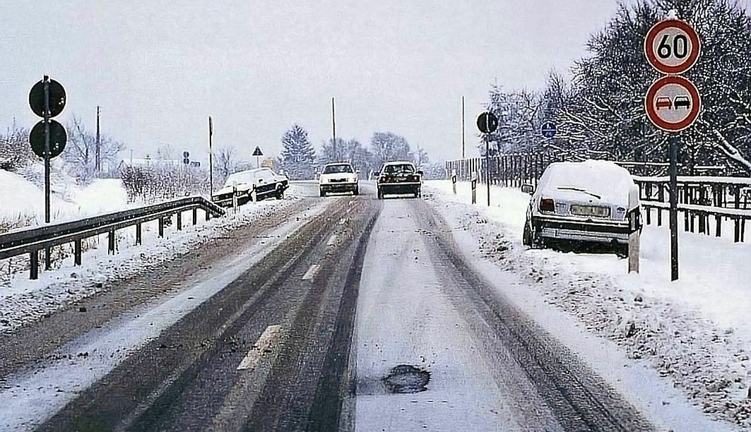Der Wintereinbruch im Süden und Südosten Deutschlands führte heute zu einer Vielzahl von Unfällen.