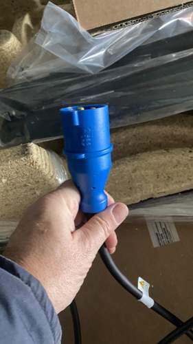 Industriestecker mit Adapter auf Kraftst