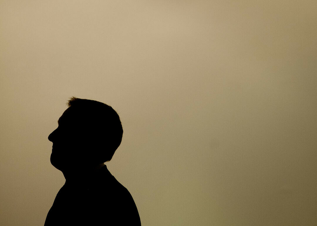 Nur als Silhouette zu erkennen: Thomas Sedran, Markenchef von Chevrolet Europa verabschiedet sich von seinen Kunden