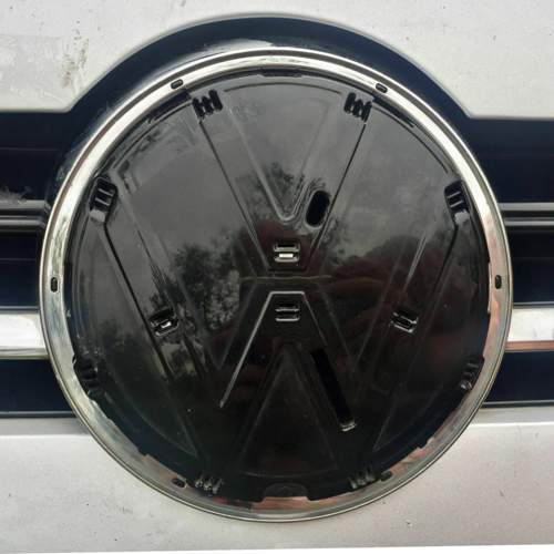 Front mit abgebautem VW-Emblem