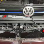 Klammern vom Kabel abziehen, Grill auf motor legen und Schutzgitter einführen