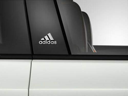 Adidas-Emblem auf B-Säule