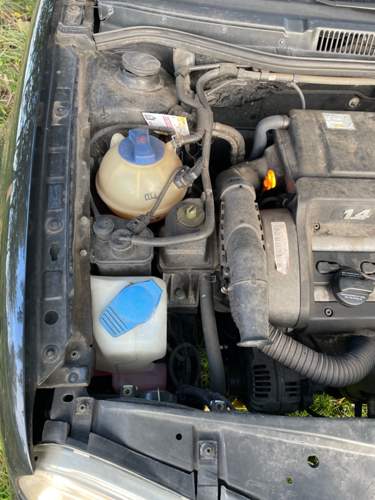 Golf IV 1.4 16V Motorraum Fahrtrichtung Rechts.jpg