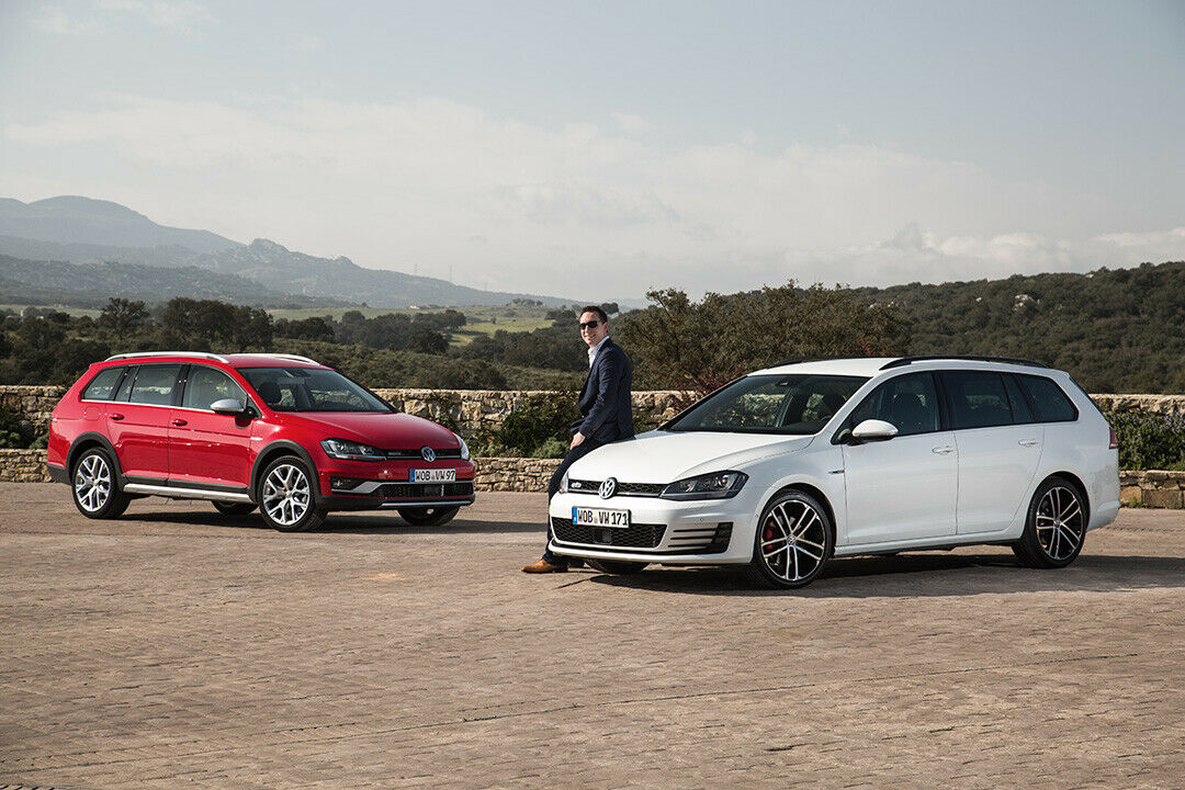 MOTOR-TALK Redakteur Constantin Bergander mit den neuen Versionen des Golf Variant