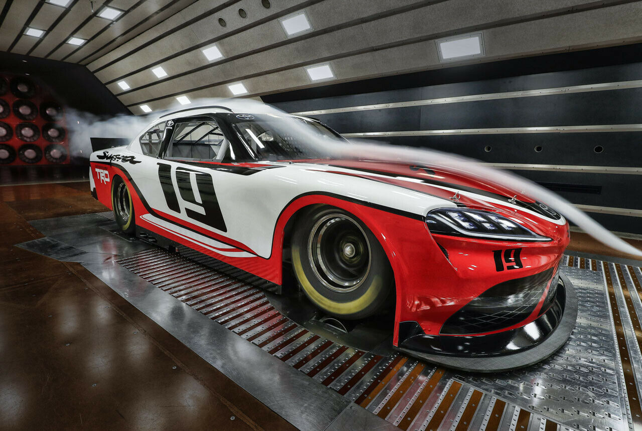 Die NASCAR-Varianten der Toyota Supra werden von Christopher Bell und Kyle Bush pilotiert