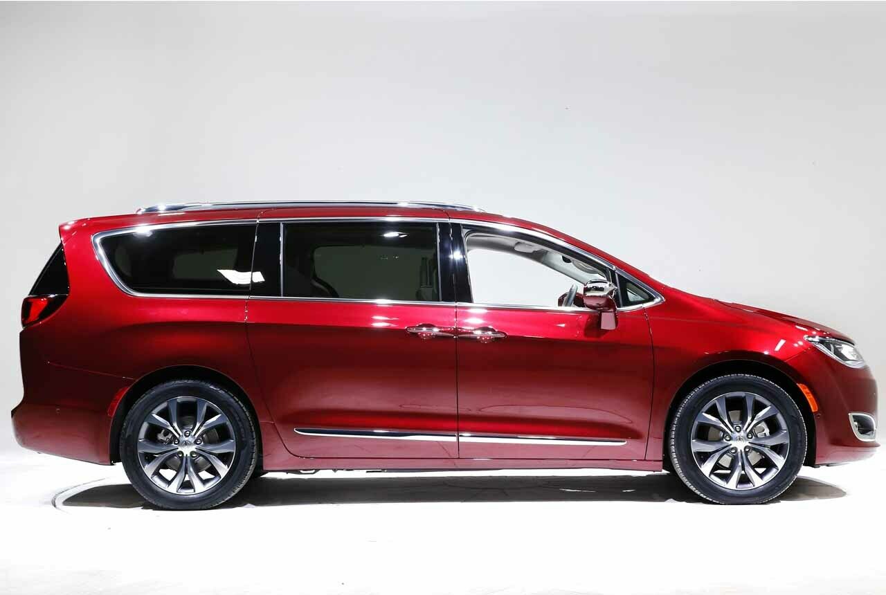 Der Internet-Konzern Google wird in knapp 100 Chrysler Pacifica die Technik zum autonomen Fahren einbauen