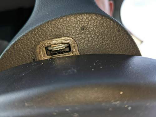 Airbag Klammer auf Rückseite lösen