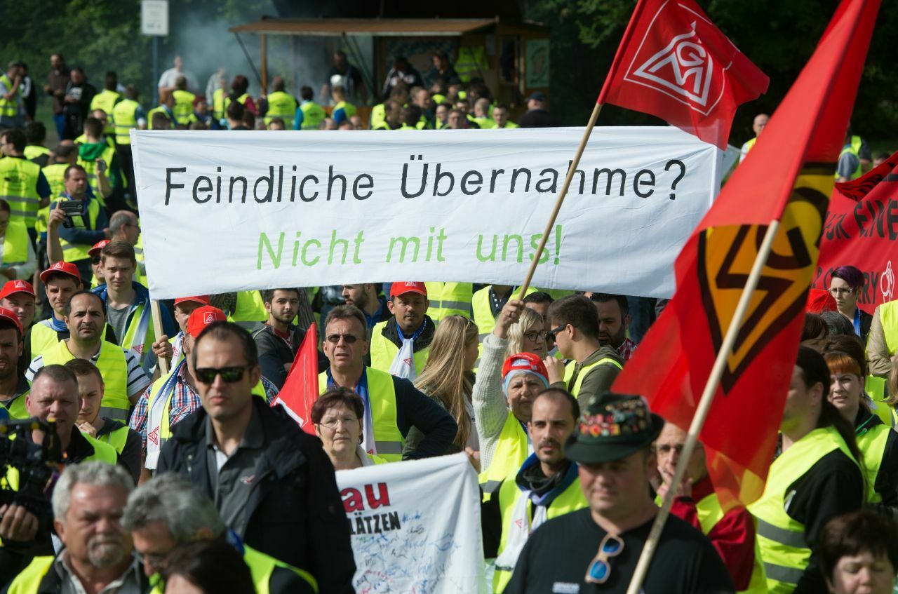 Proteste vor der Tür: DIe Belegschaft wendet sich gegen die "feindliche Übernahme"