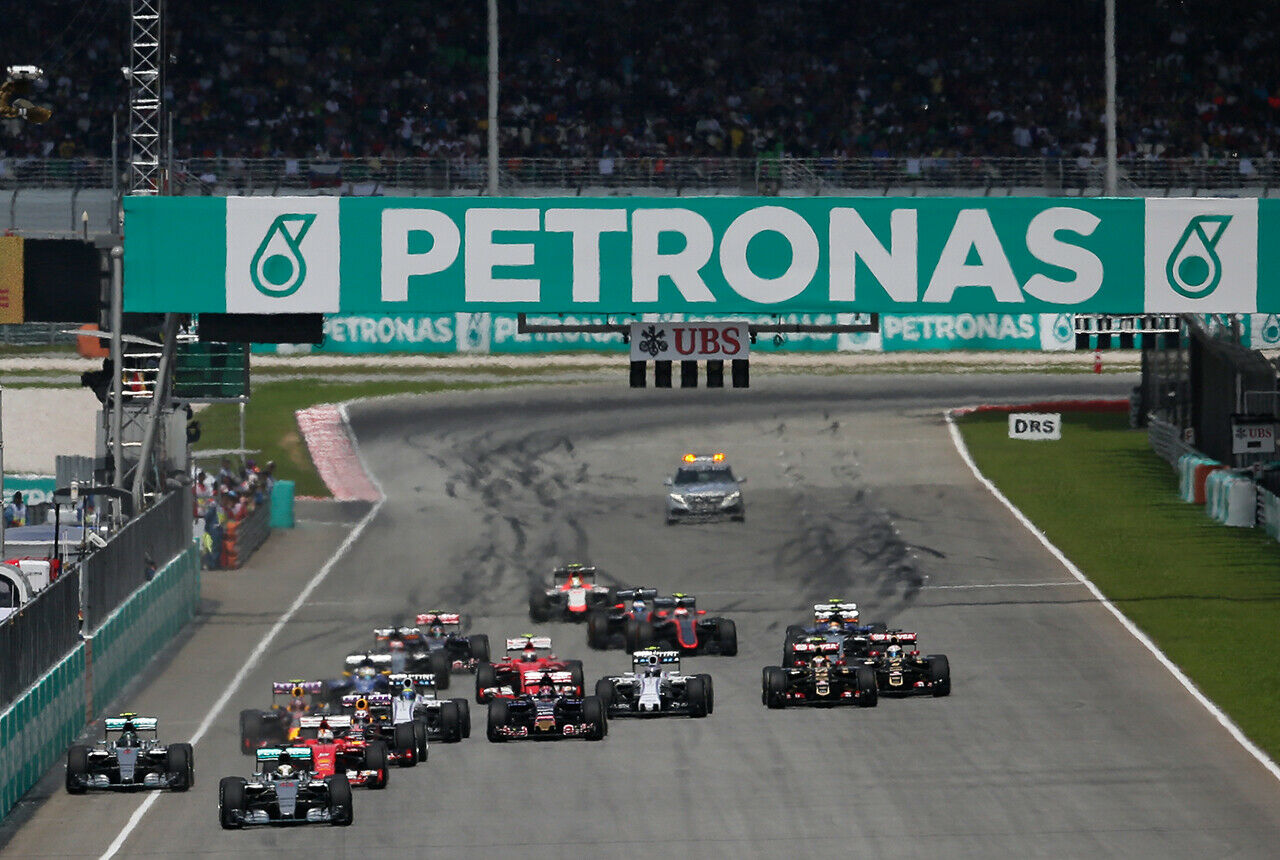 Perfekter Start für Hamilton - noch führt der Silberpfeil