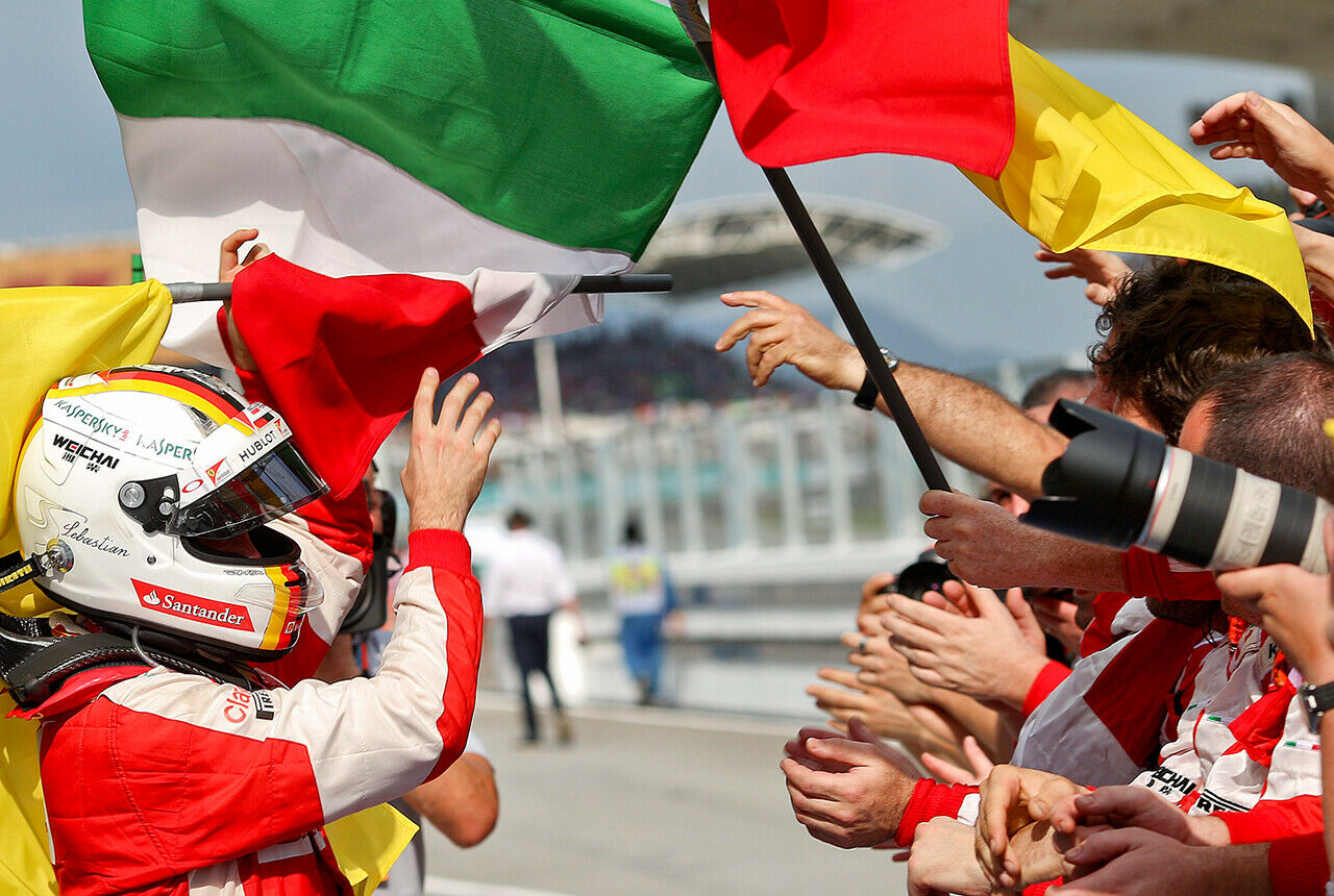 Mit italienischer Flagge feierte Vettel den ersten Sieg für Ferrari