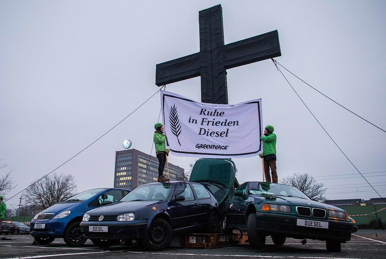 Greenpeace demonstrierte vor dem VW-Stammwerk in Wolfsburg für den Ausstieg aus der Diesel-Technologie