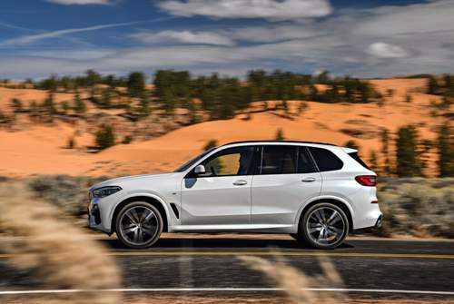 Der Radstand des BMW X5 legt um 4,2 Zentimeter zu, das sollte mehr Platz für Passagier mit sich bringen