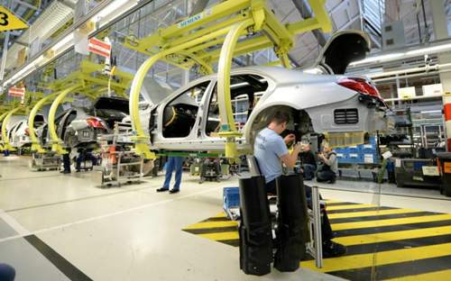 Mercedes-Mitarbeiter in Sindelfingen fertigen die neue S-Klasse