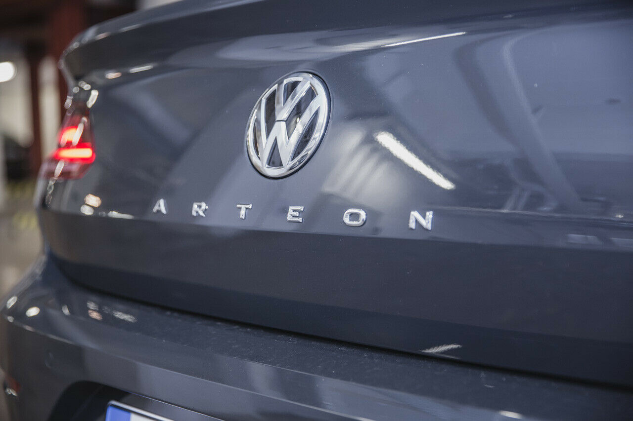 Gut: Die Rückfahrkamera sitzt hinter dem VW-Zeichen und wird nicht schmutzig