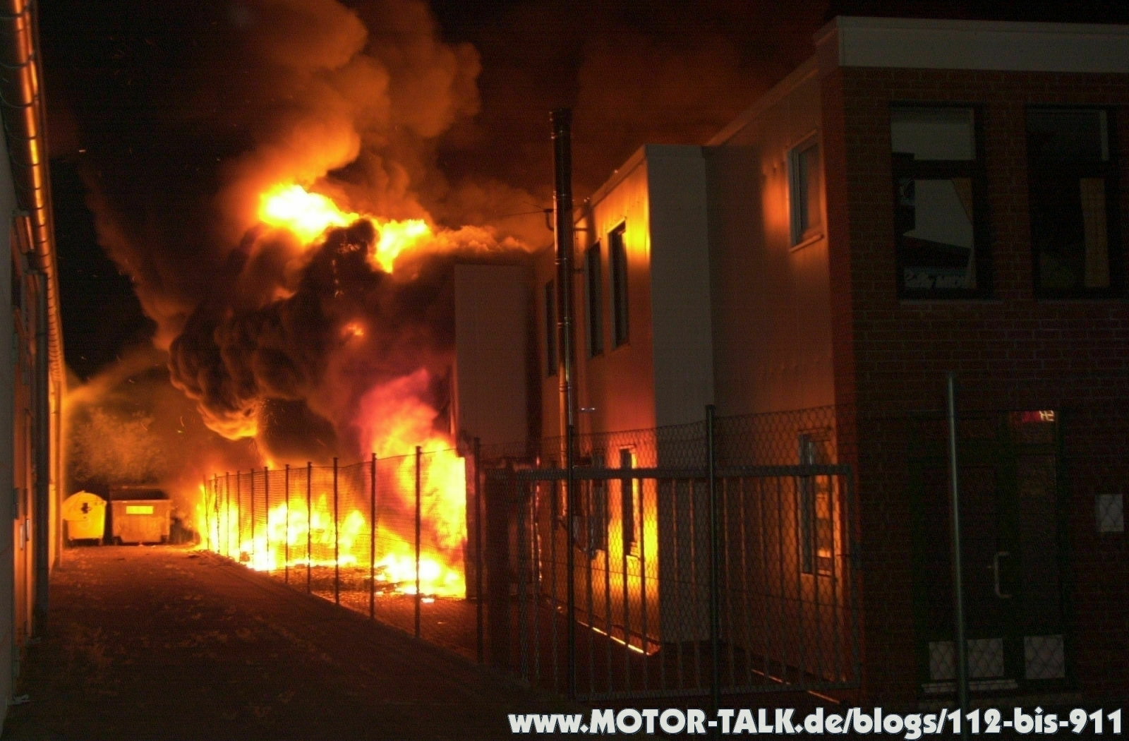Großbrand beim Motorradhändler