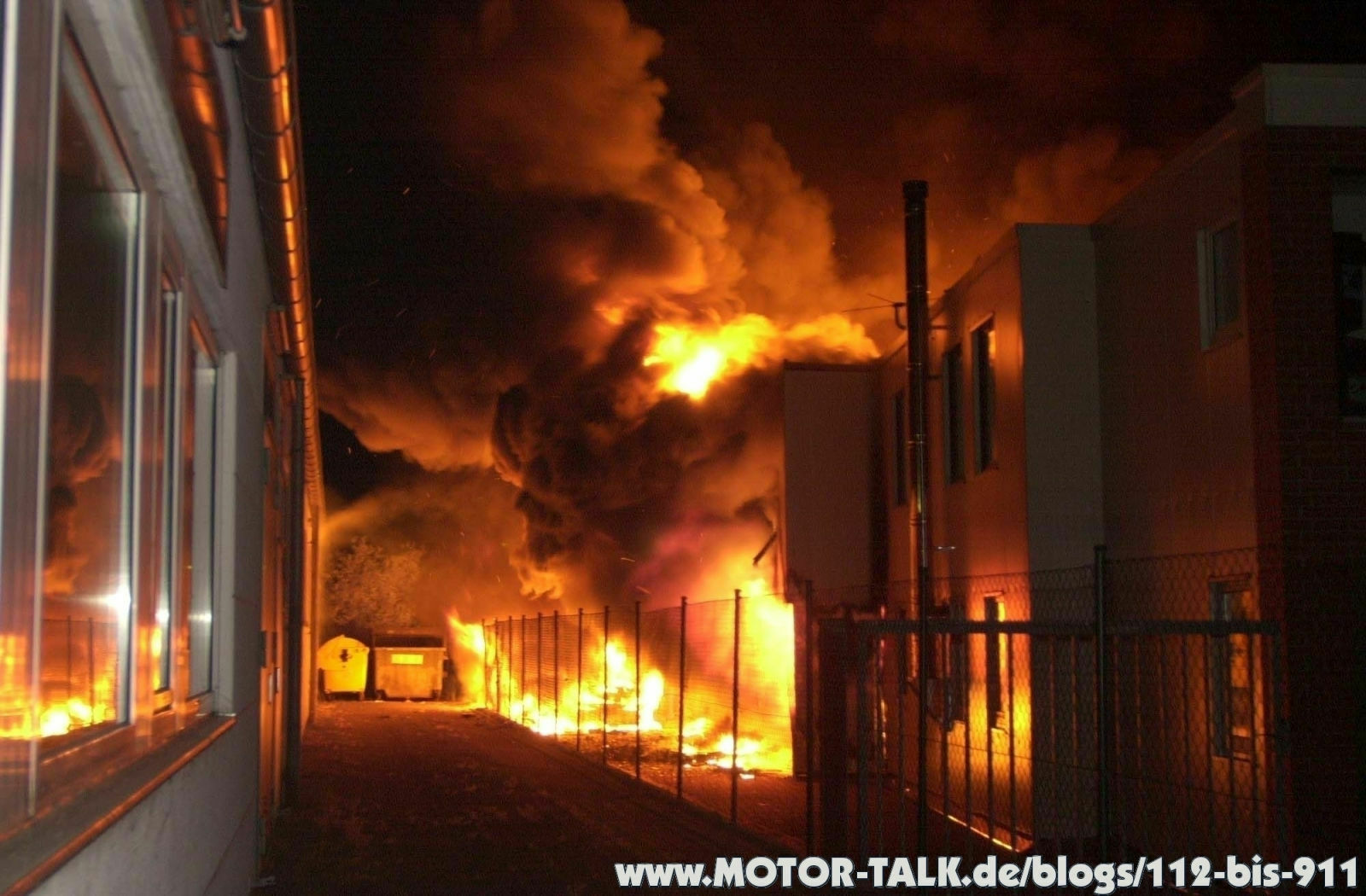 Großbrand beim Motorradhändler