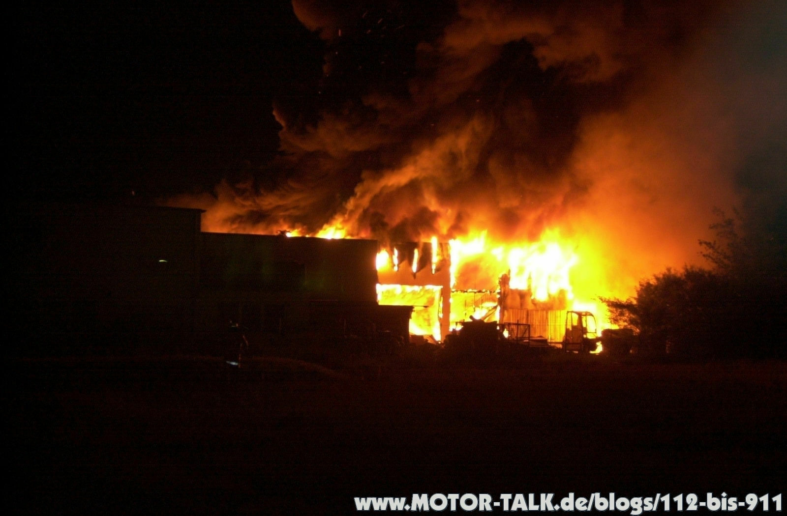 Großbrand beim Motorradhändler