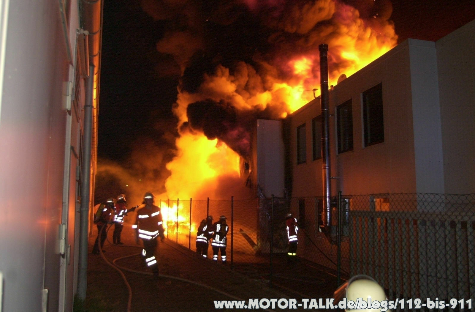 Großbrand beim Motorradhändler