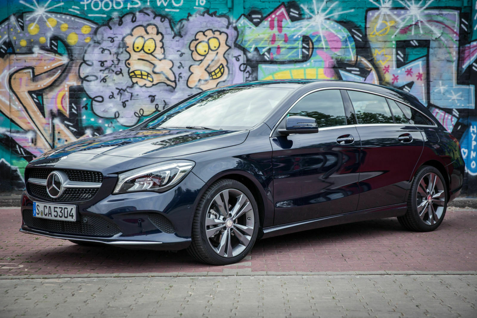 Mercedes CLA 200d Shootingbrake: Der große Kühlergrill und die angedeuteten Lüftungsgitter lassen den Kombi aggressiver aussehen, als er fährt
