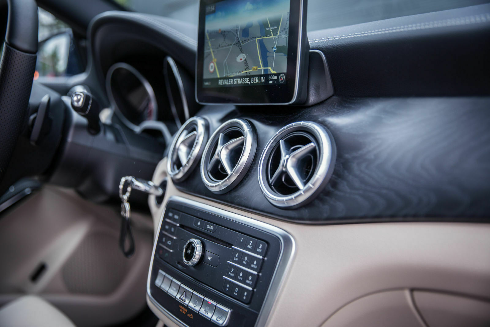 Das offenporige, seidenmatt lackierte Holz am Armaturenbrett des Mercedes CLA 200d Shooting Brake macht einen luxuriösen Eindruck