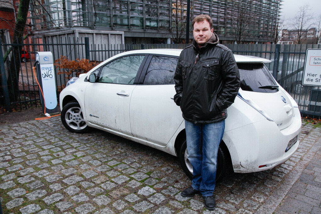 So schön wie an der Holzmarktstraße tankt es sich nicht überall. MT-Redakteur Björn Tolksdorf  lädt den Leaf bei Schmuddelwetter.