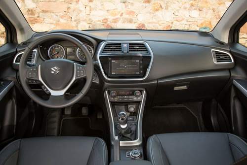 In der höchsten Ausstattungsvariante kommt der SX4 S-Cross mit einem Infotainmentsystem, das über einen 4,2-Zoll-Touchscreen bedient wird