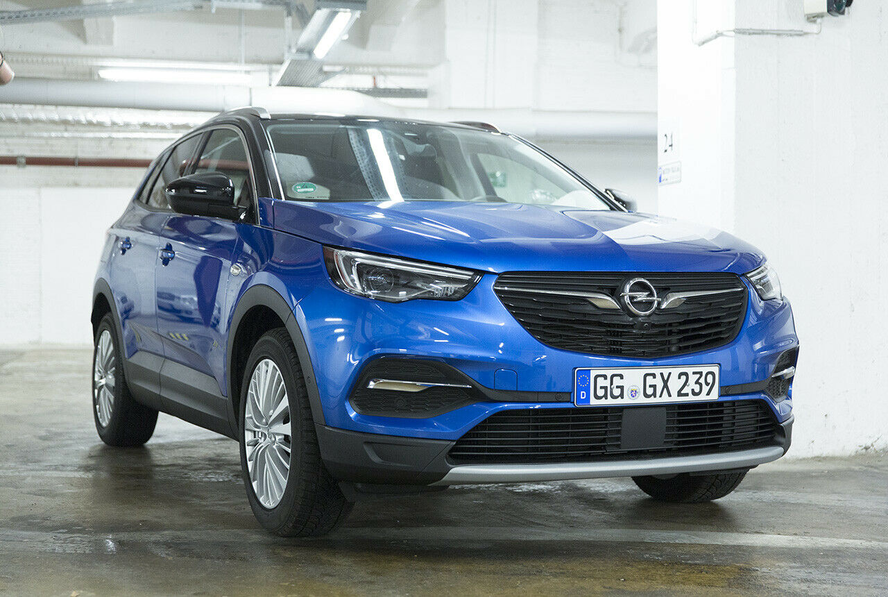 LED-Lampen kosten Aufpreis. Matrixlicht gibt es nicht, aber eine Fernlichtautomatik