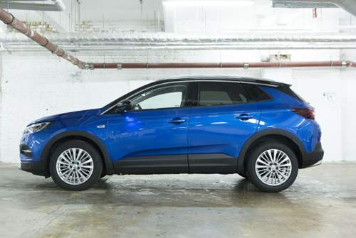 Der Grandland X misst knapp 4,50 Meter. Damit zählt er noch zu den Kompakt-SUV