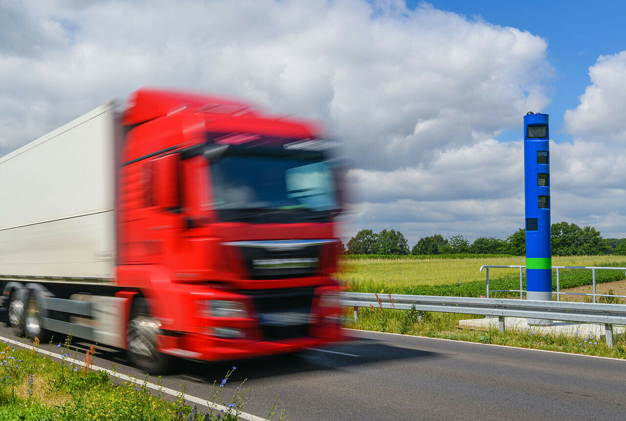 Abbiegeassistenten für Lkw können helfen, Unfälle mit Fahrradfahrern und Fußgängern zu vermeiden. Die Einführung der Helfer geht vielen nicht schnell genug
