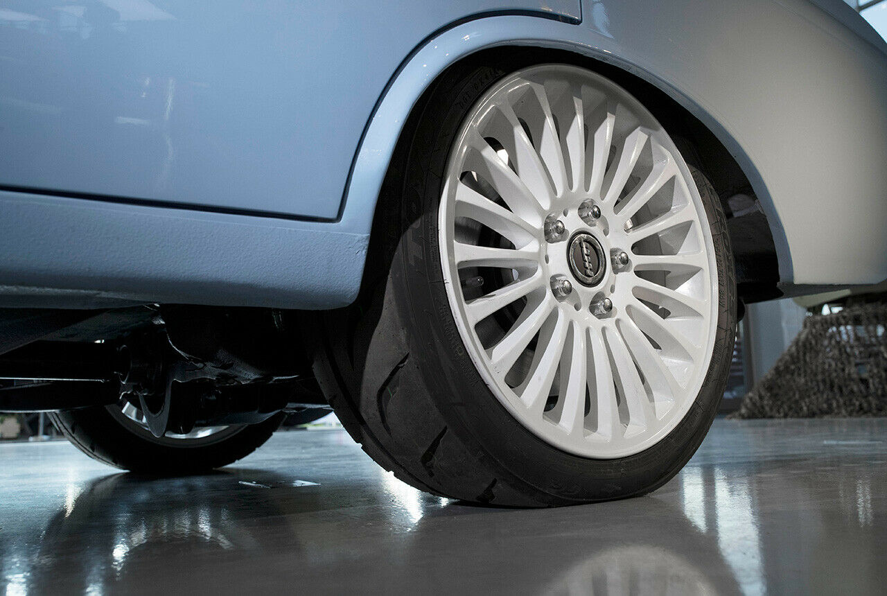 Kalaschnikow baut das elektrische Konzeptfahrzeug im Stile eines Tuning-Mobils auf
