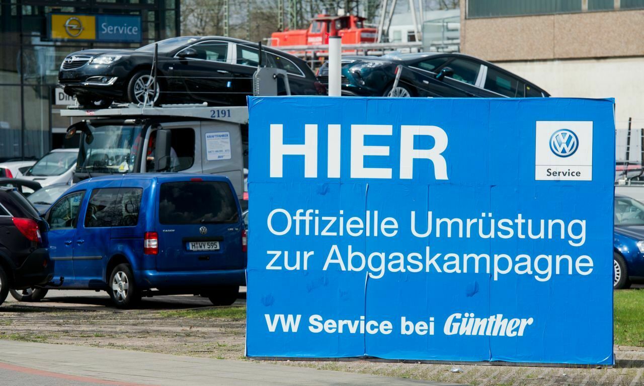 Ein Händler in Hannover wirbt mit der Diesel-Umrüstung. Dahinter steckt ein Problem: Händler hatten in Erwartung hunderttausender Autos die Kapazitäten aufgestockt - und die Autos kamen bisher nicht