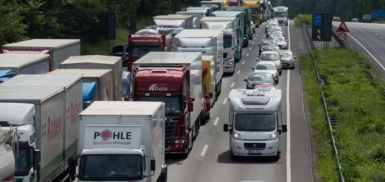 Während der Urlaubszeit gilt das LKW-Fahrverbot auch Samstags