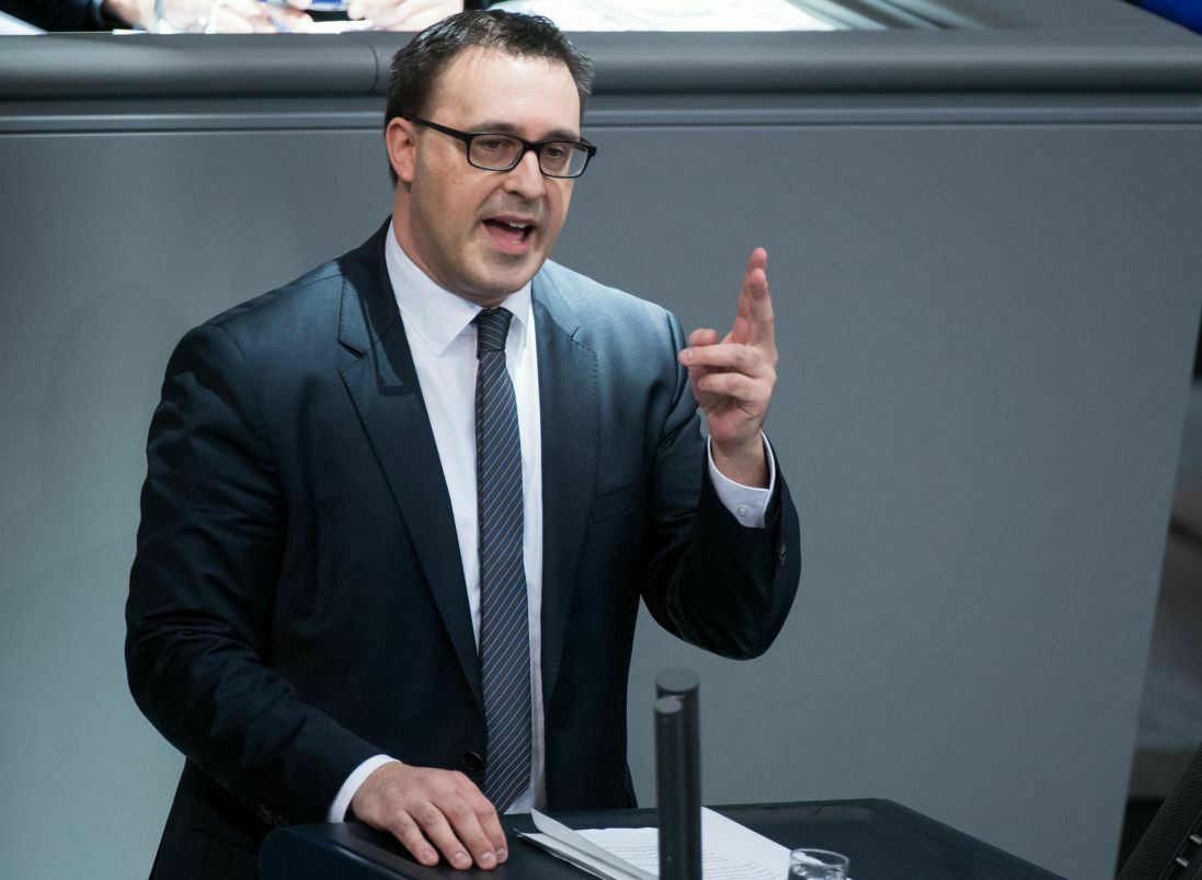 Der SPD-Politiker Sören Bartol fordert Nachrüst-Lösungen für dreckige DIesel - und will der Industrie ein halbes Jahr für nötige Systemanpassungen zugestehen