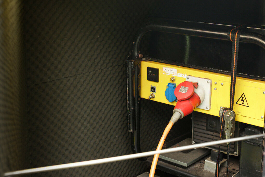 Gut gedämmt und belüftet versorgt das Aggregat Camp Guido mit Strom