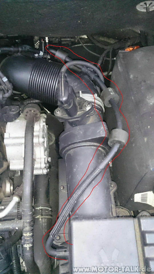 Gummischlauch mit losem Ende im Motorraum?