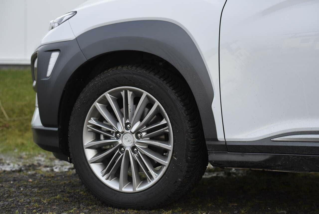 Unser Hyundai Kona Testwagen steht in der Style-Ausstattung serienmäßig auf 18 Zoll großen Reifen