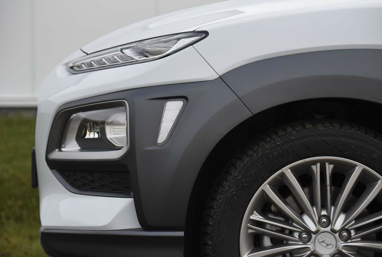 Ein SUV muss martialisch aussehen. Der Hyundai Kona trägt im Gegensatz zum Basisfahrzeug i20 großflächige Plastikbeplankung