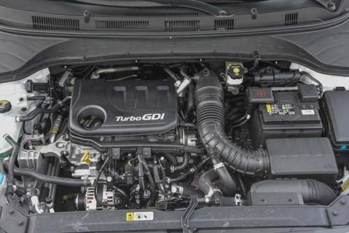 Die Basis: Der aufgeladene 1,0-Liter-Dreizylinder-Benziner leistet 120 PS. Darüber gibt es einen 1,6-Liter-Vierzylinder-mit 177 PS. Oder 135 Elektro-Pferde