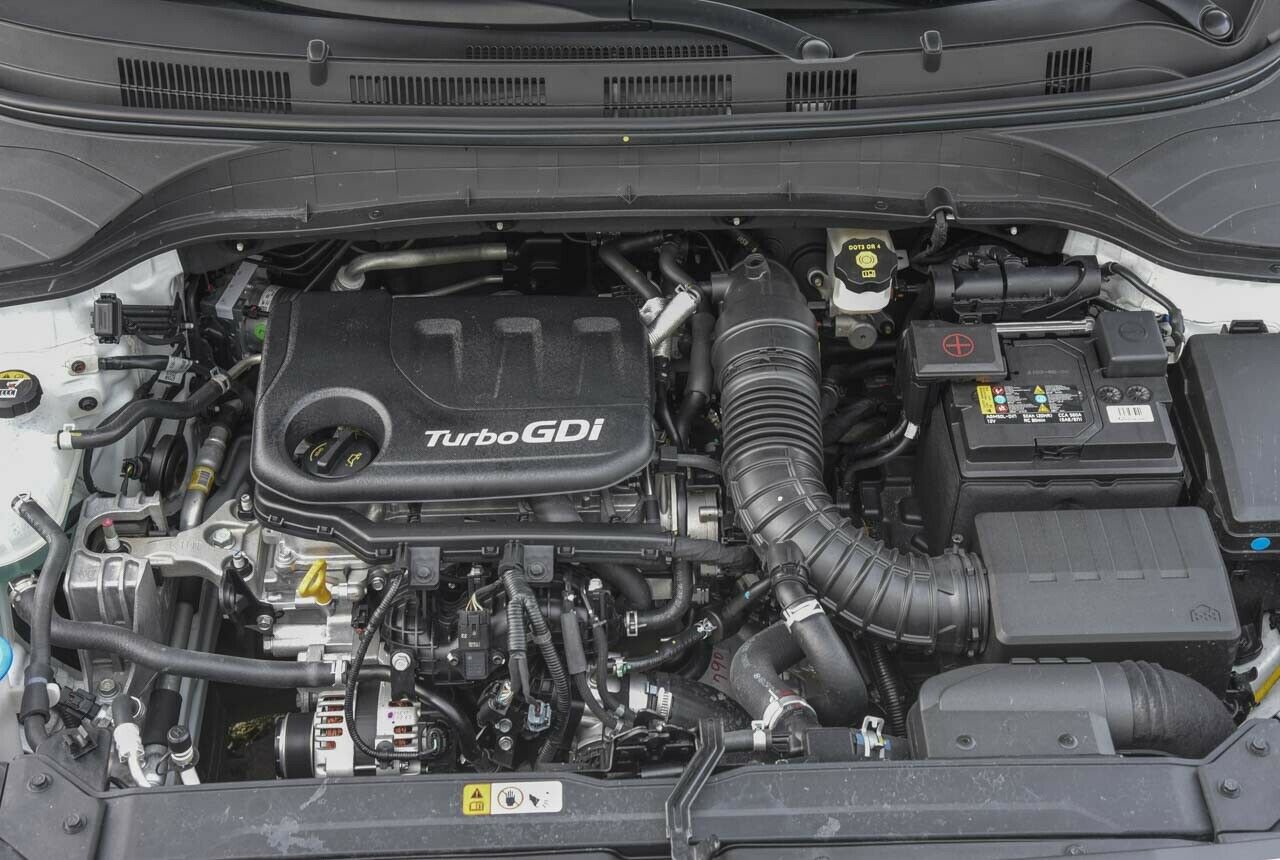 Die Basis: Der aufgeladene 1,0-Liter-Dreizylinder-Benziner leistet 120 PS. Darüber gibt es einen 1,6-Liter-Vierzylinder-mit 177 PS. Oder 135 Elektro-Pferde