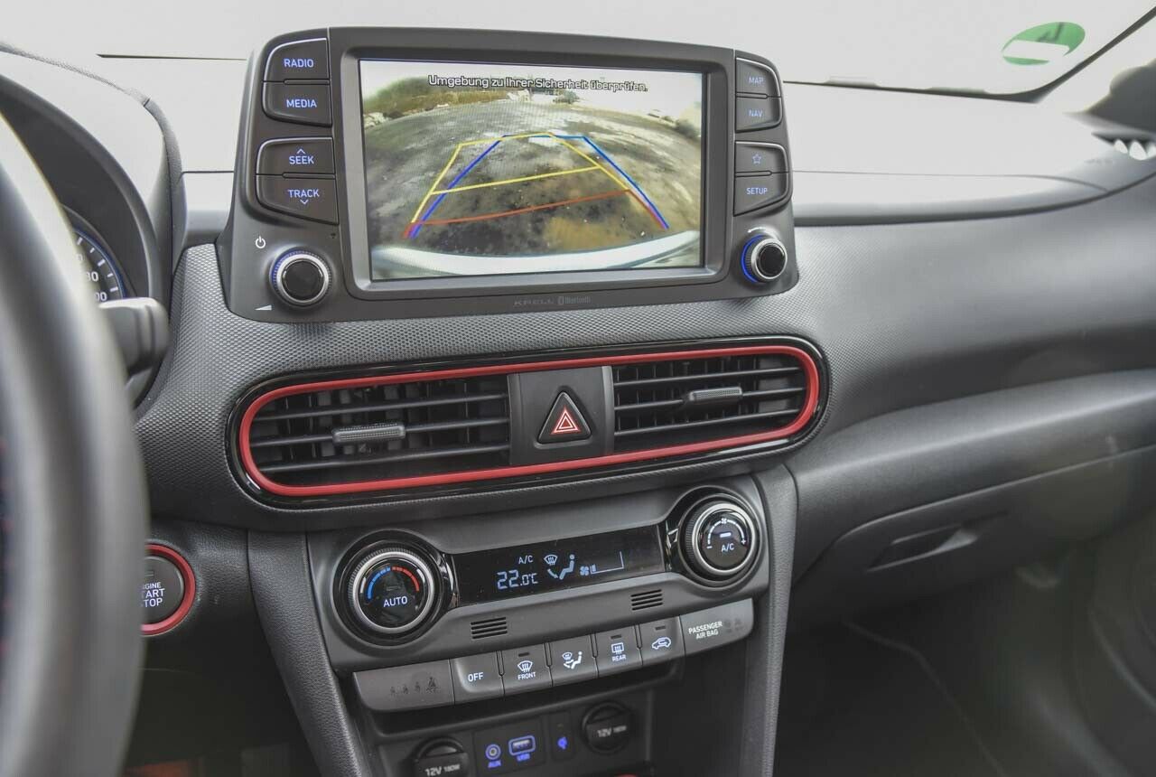 Die Basisversion des Hyundai Kona kommt mit einem 5 Zoll kleinen, monochromen Display. In unserem Testwagen ragte ein 7-Zoll-Farbmonitor aus dem Armaturenbrett
