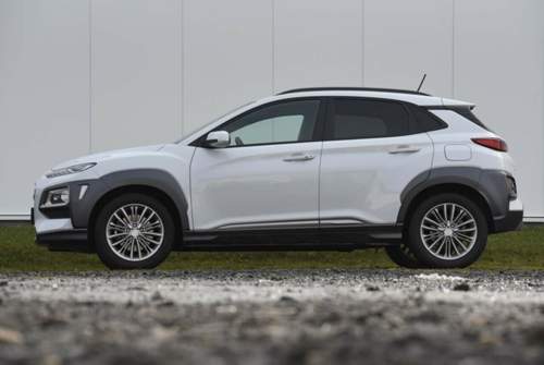 Der Kona basiert auf Hyundais Kleinwagen i20. Das B-SUV baut mit 4,16 Metern jedoch länger