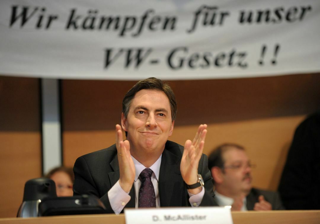 David McAllister, Ex-Ministerpräsident von Niedersachsen, im Dezember 2011 auf einer VW-Betriebsversammlung. Land und Gewerkschaften sehen das VW-Gesetz als wichtigen Stabilisator.