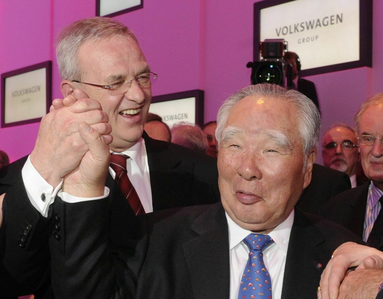 Kurze Ehe voller Missverständnisse: VW-Geschäftsführer Martin Winterkorn mit dem Suzuki-Chef Osamu Suzuki